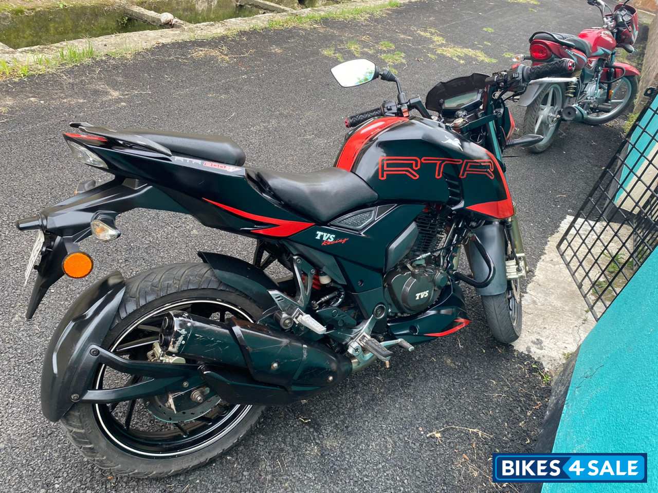 Red TVS Apache RTR 200 4V