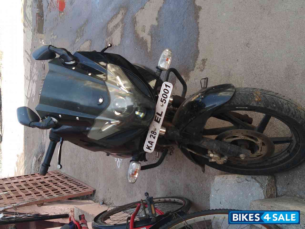 Black Bajaj Pulsar 220F