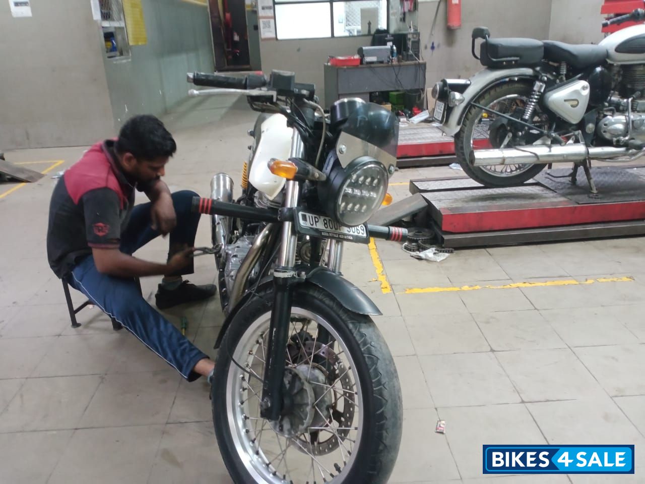 White Royal Enfield Continental GT 535