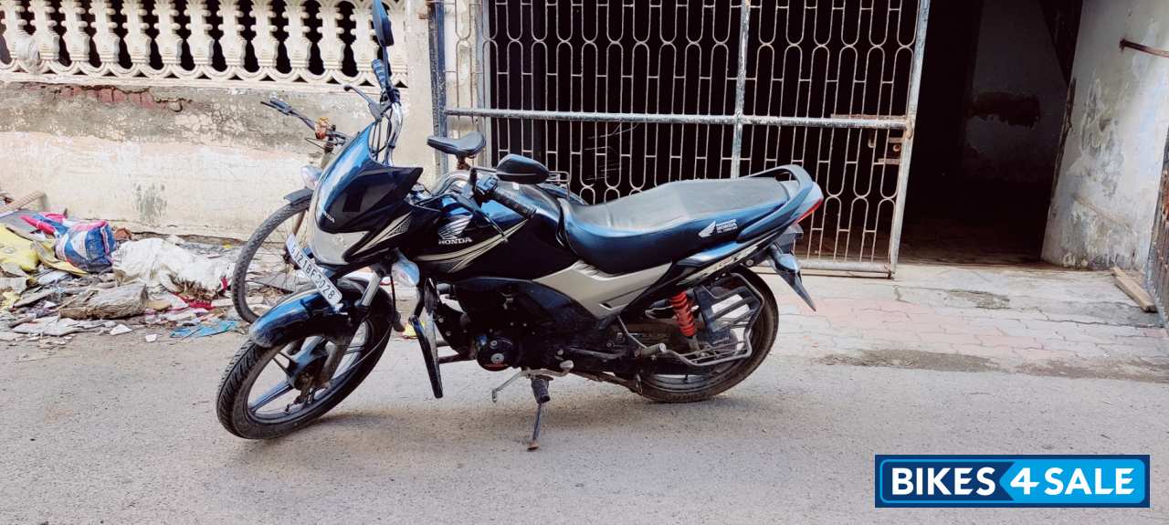 Black Honda CB Shine