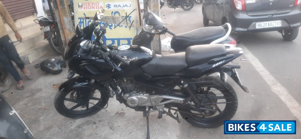 Black Bajaj Pulsar 220F