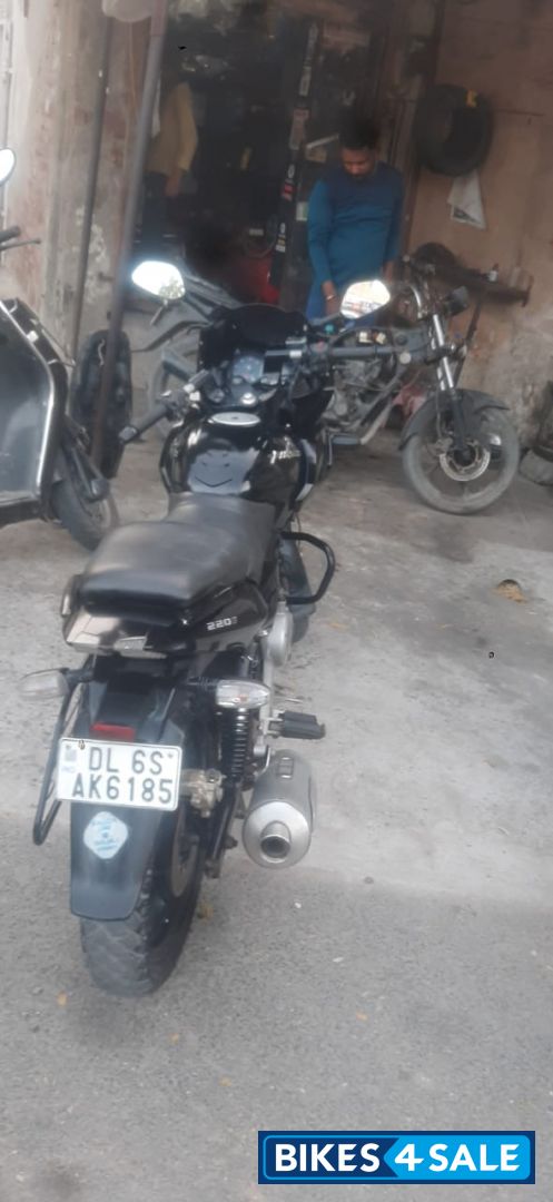 Black Bajaj Pulsar 220F