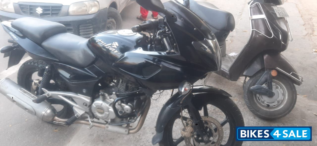 Black Bajaj Pulsar 220F