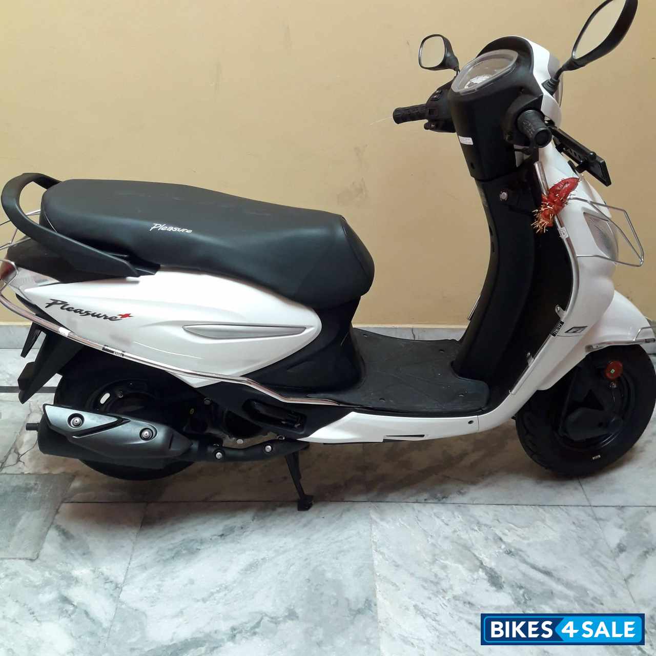 White Hero Pleasure Plus BS6