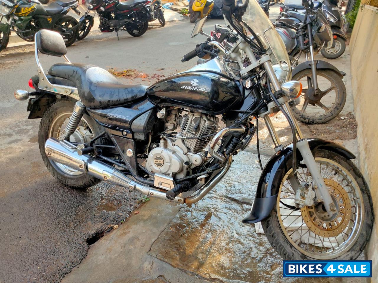 Black Bajaj Avenger 220 DTS-i