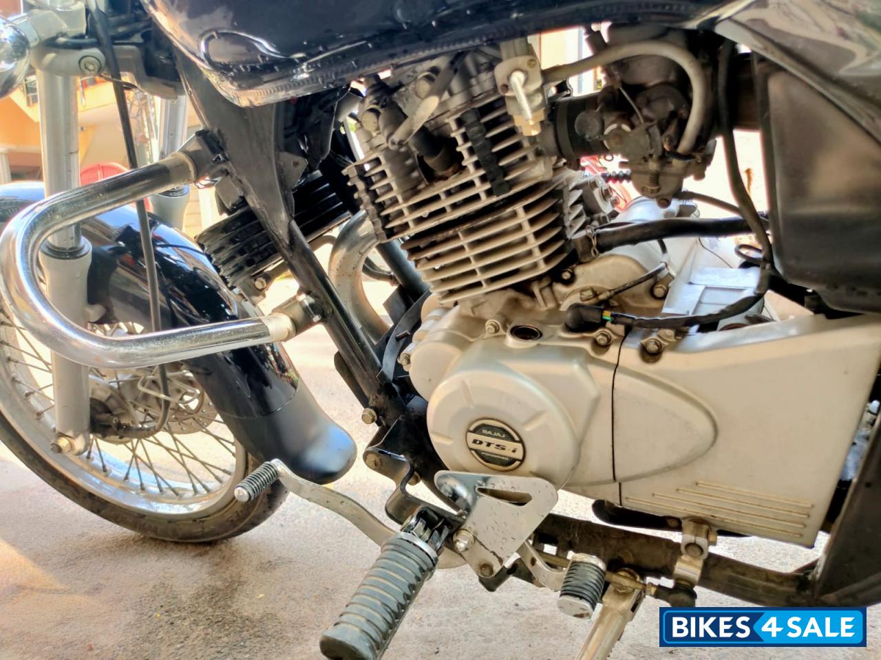 Black Bajaj Avenger 220 DTS-i