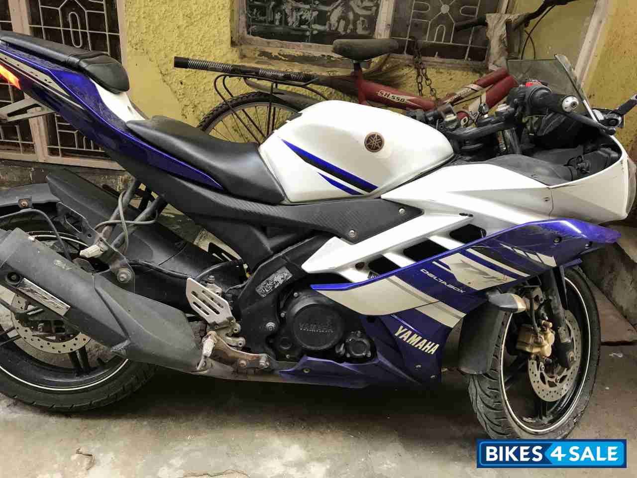White Blue Yamaha YZF R15 V2