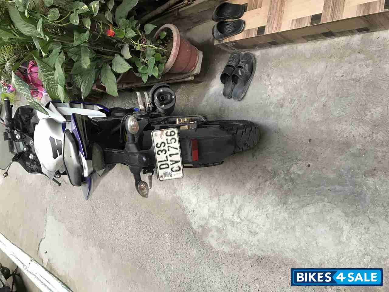 White Blue Yamaha YZF R15 V2