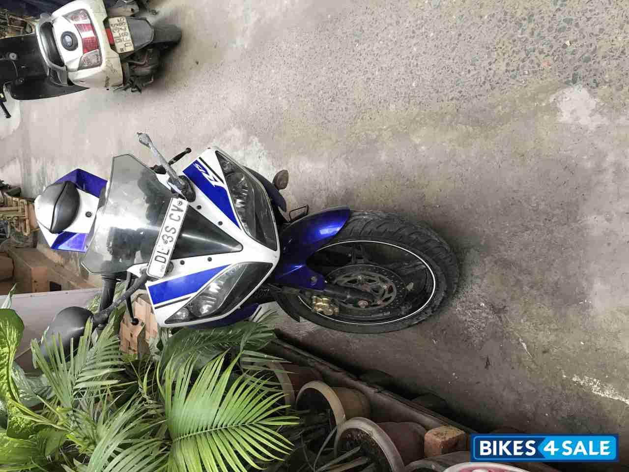 White Blue Yamaha YZF R15 V2