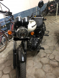 White Royal Enfield Thunderbird X 350