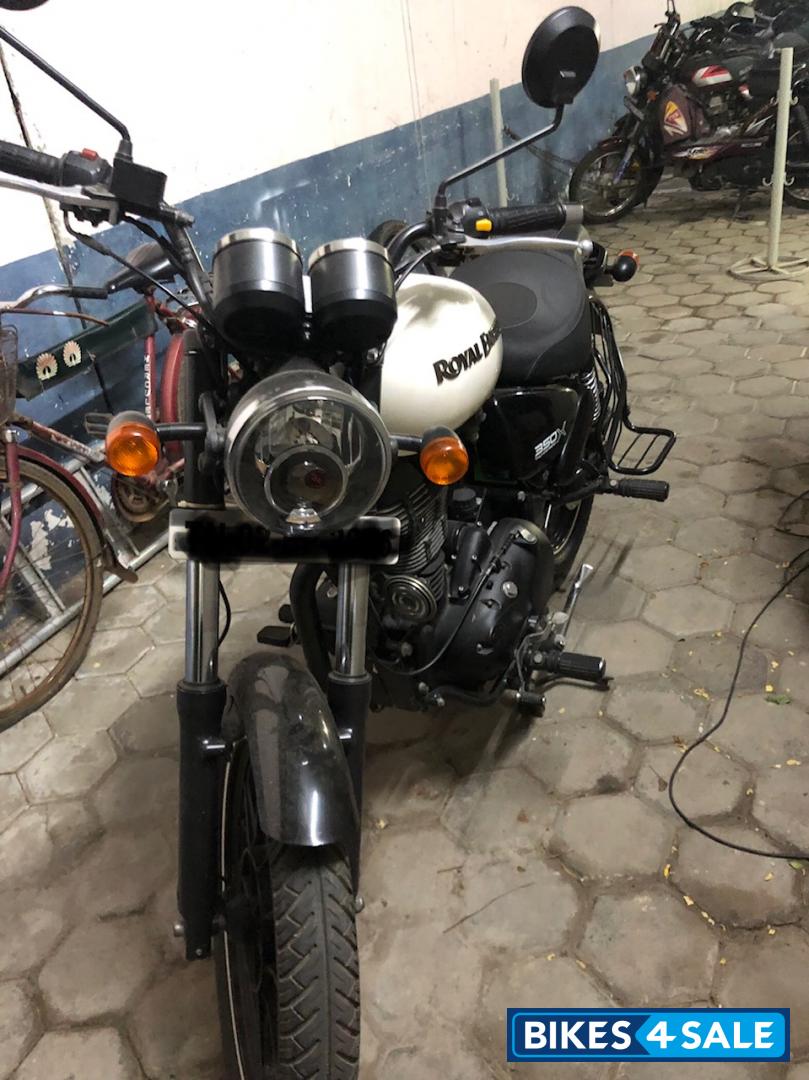 White Royal Enfield Thunderbird X 350