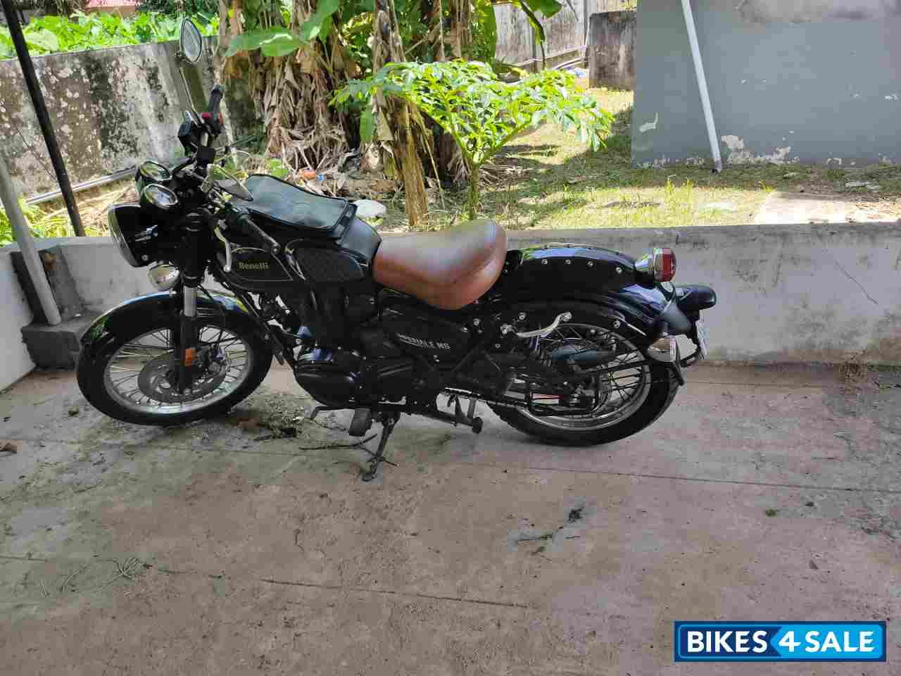 Black Benelli Imperiale 400 BS6