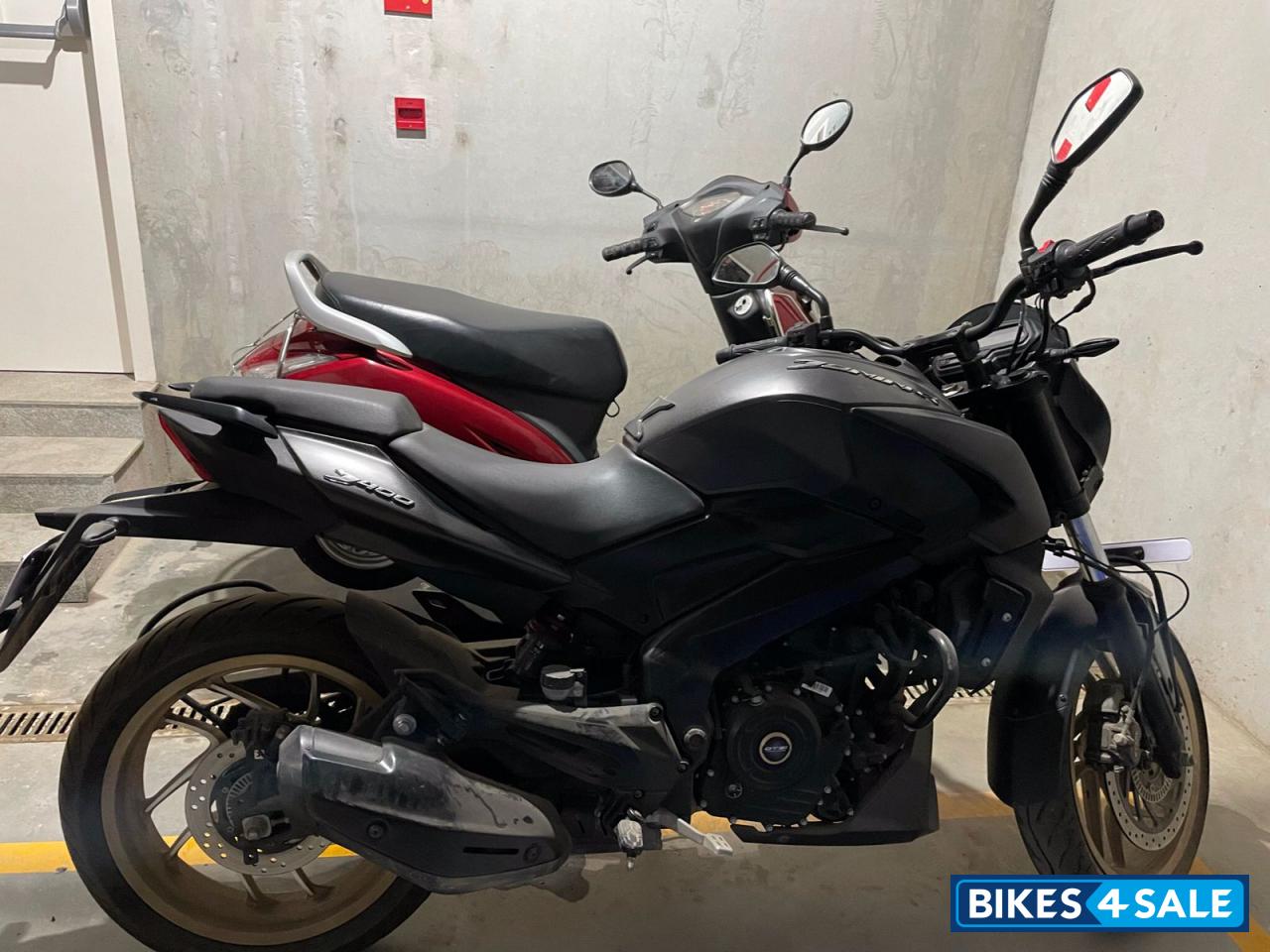 Mate Black Bajaj Dominar 400 ABS BS6
