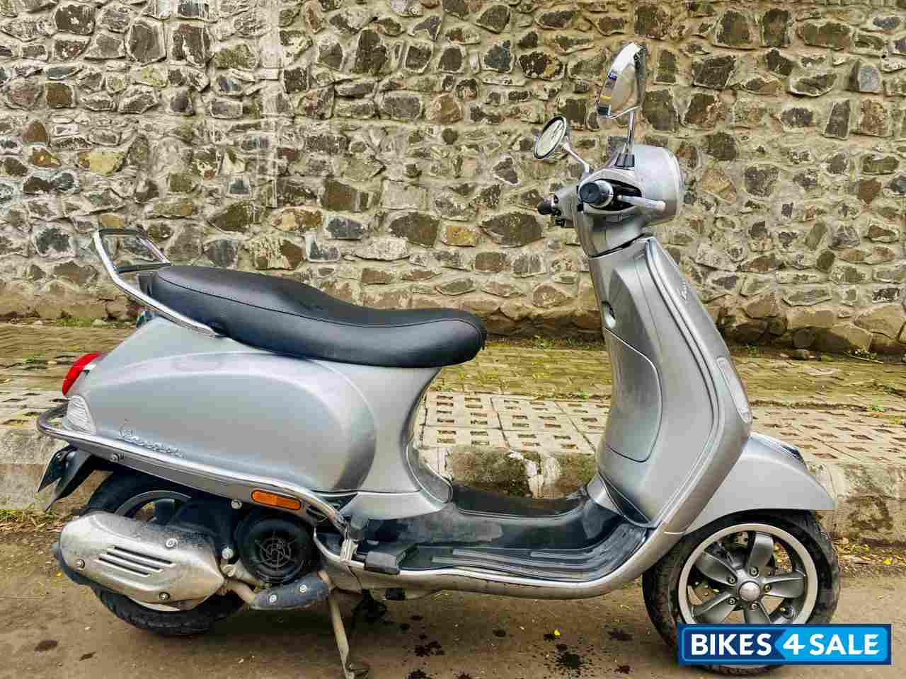 Silver Grey Vespa VXL 125 BS6