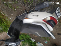 White Mahindra Gusto