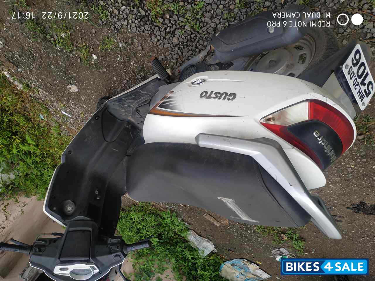 White Mahindra Gusto