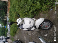 White Mahindra Gusto