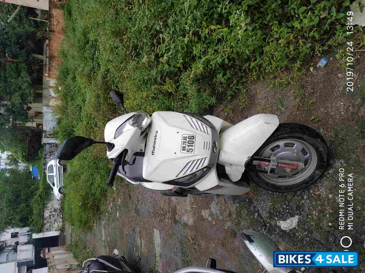 White Mahindra Gusto