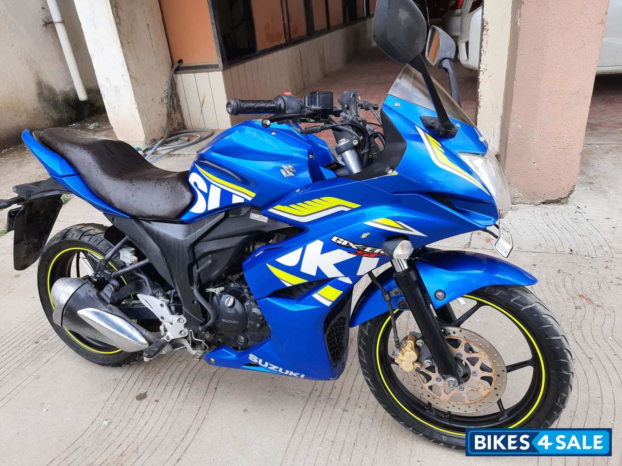 Blue Suzuki Gixxer SF