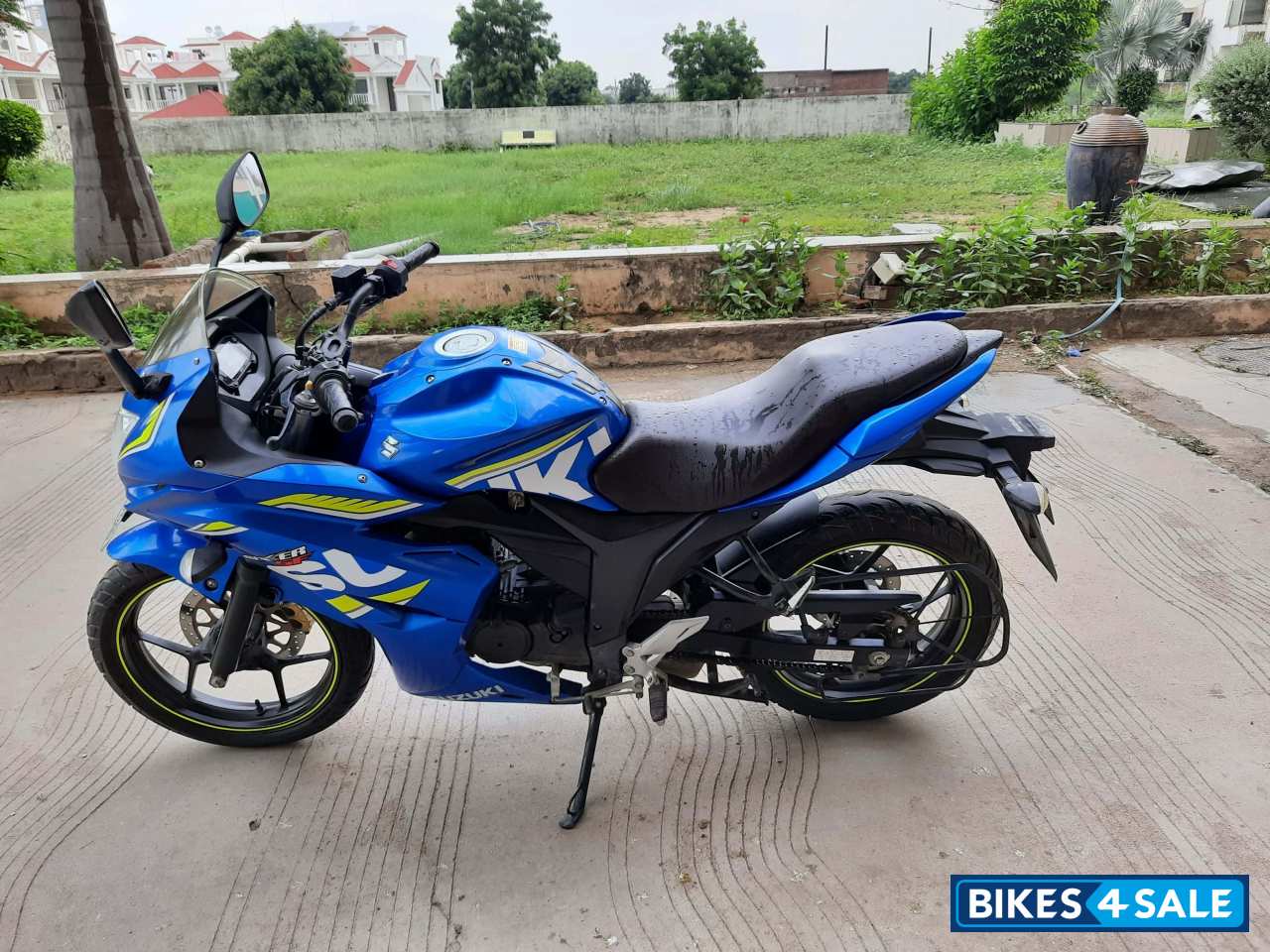 Blue Suzuki Gixxer SF