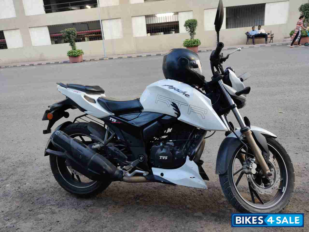 White TVS Apache RTR 200 4V
