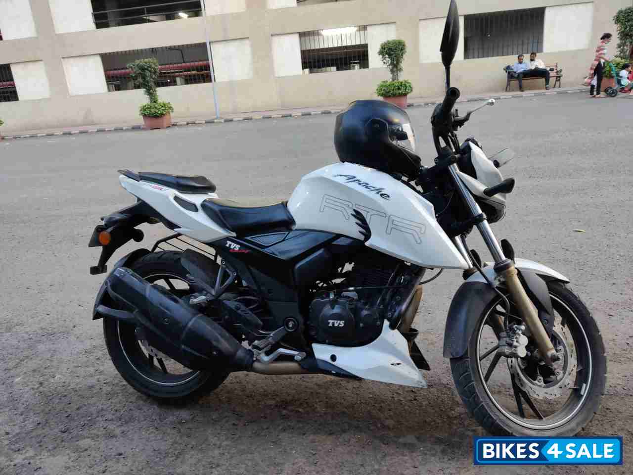 White TVS Apache RTR 200 4V