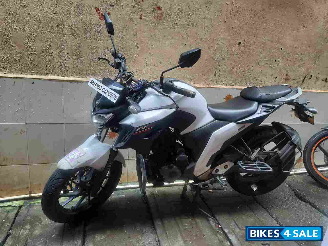 White Yamaha FZ25
