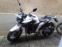 White Yamaha FZ25