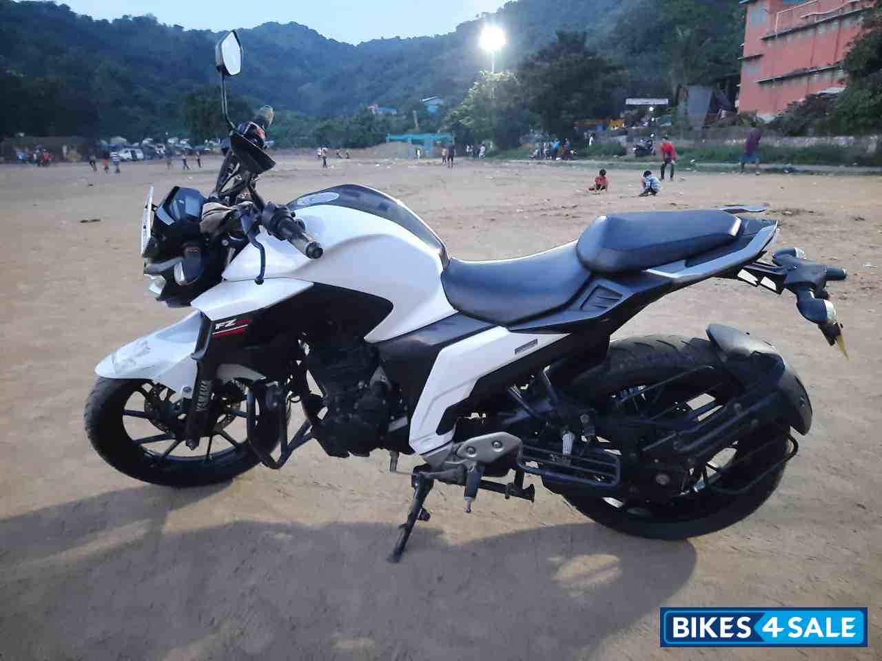 White Yamaha FZ25