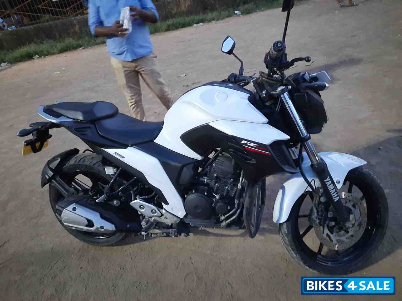 White Yamaha FZ25