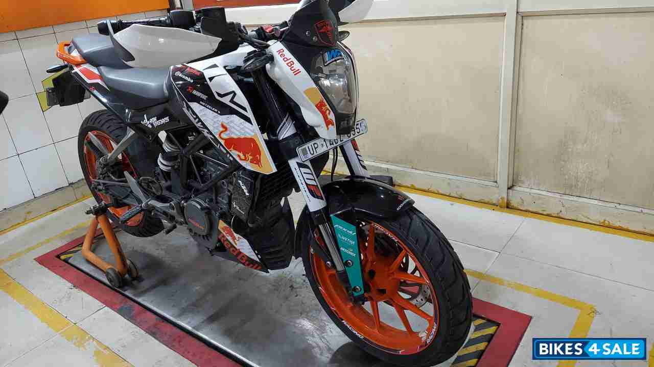 White /orange KTM Duke 200