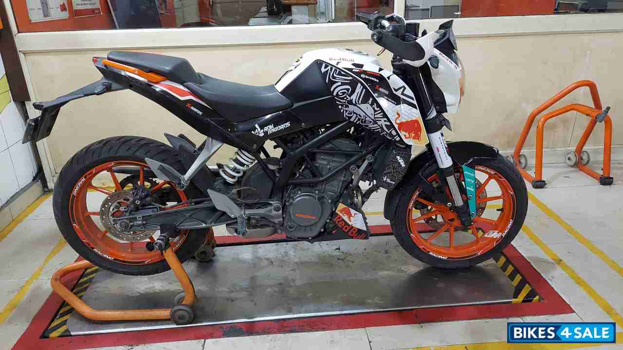 White /orange KTM Duke 200