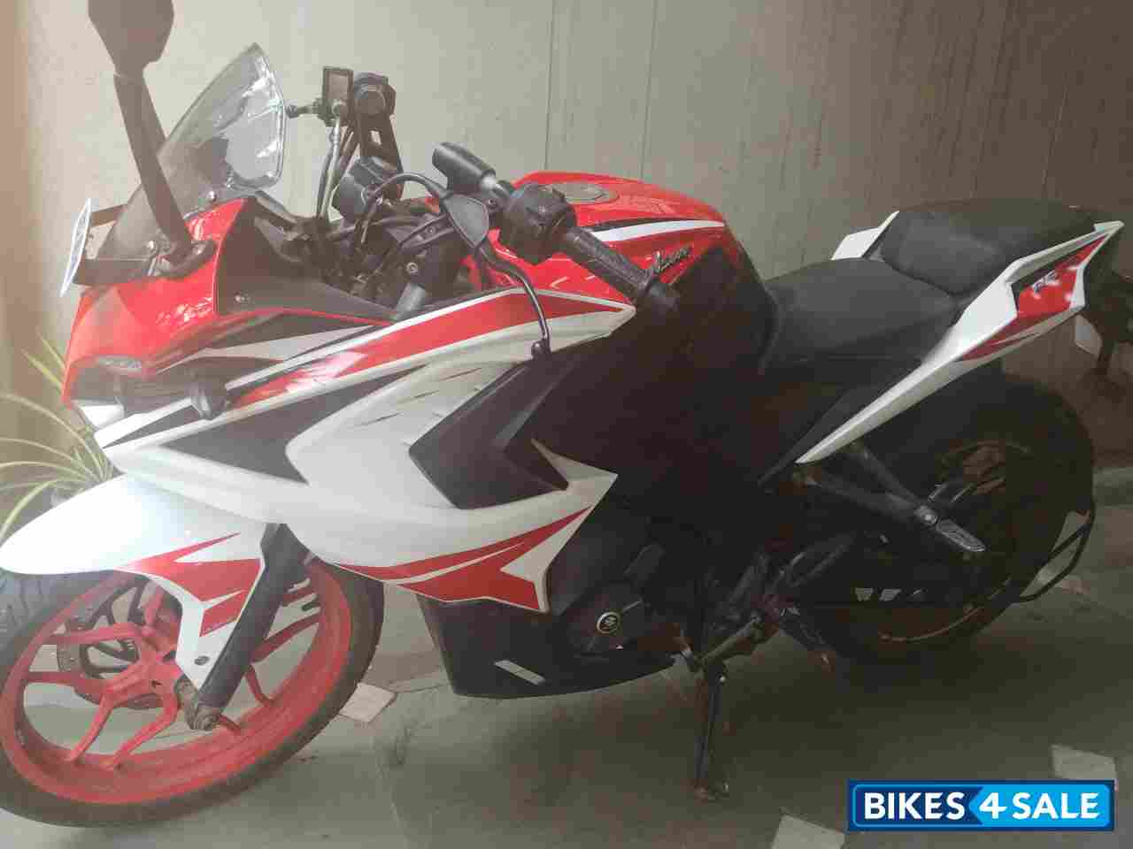 Bajaj Pulsar RS 200 ABS