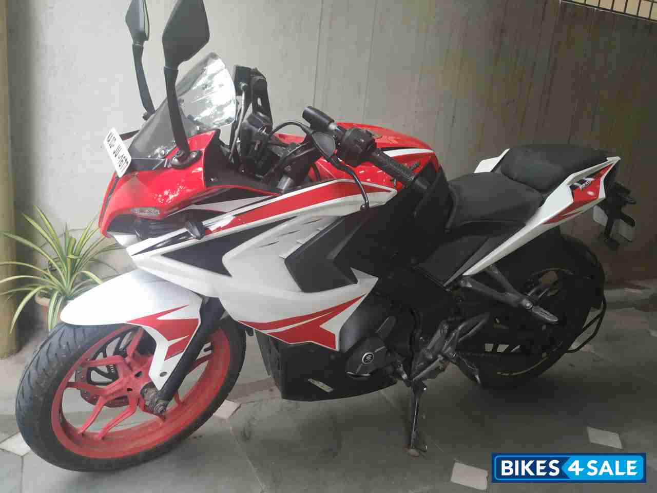 Bajaj Pulsar RS 200 ABS