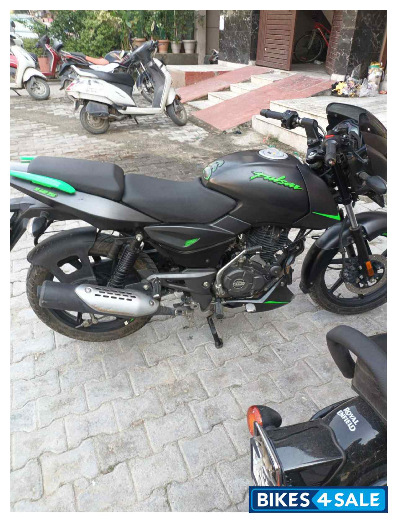 Black/green Bajaj Pulsar 125 Split Seat