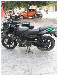 Black/green Bajaj Pulsar 125 Split Seat