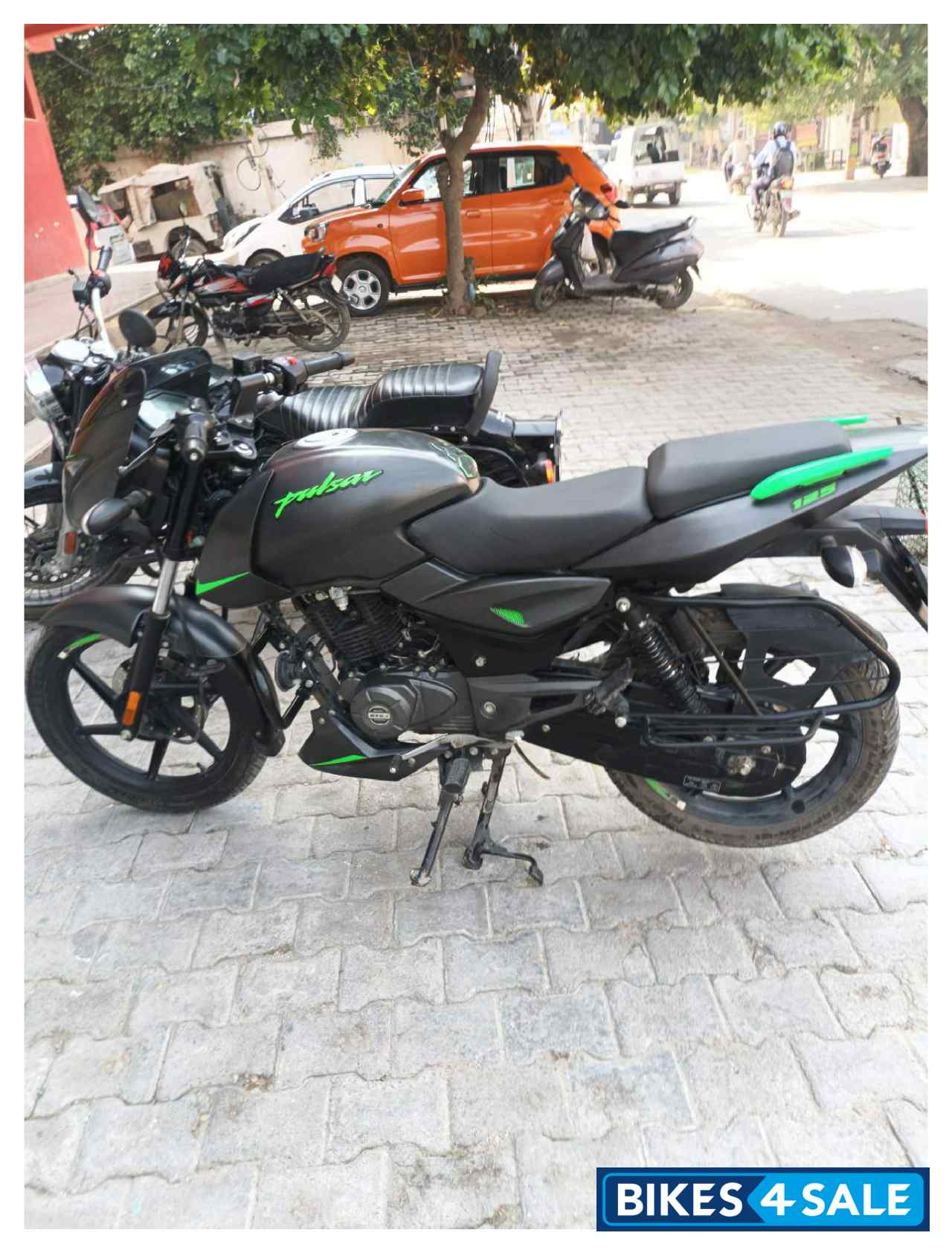 Black/green Bajaj Pulsar 125 Split Seat