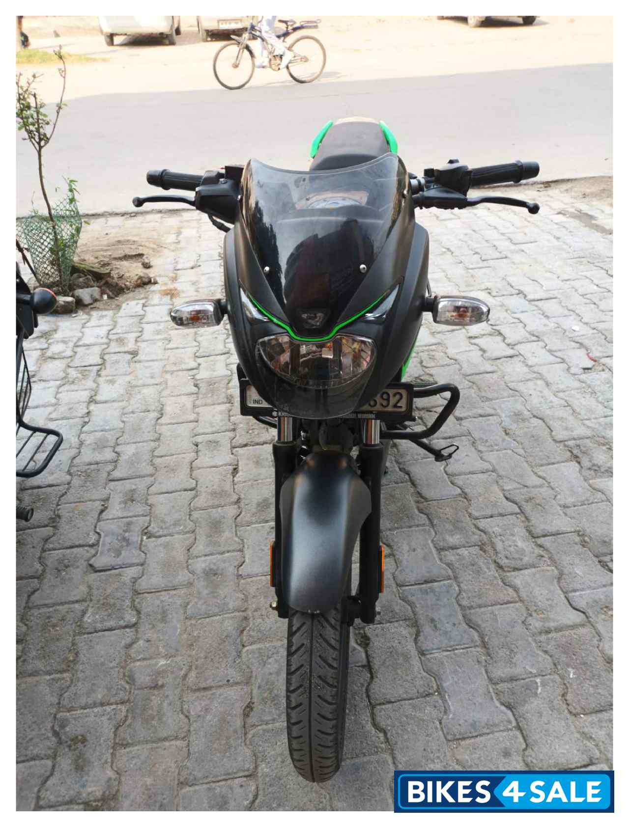 Black/green Bajaj Pulsar 125 Split Seat