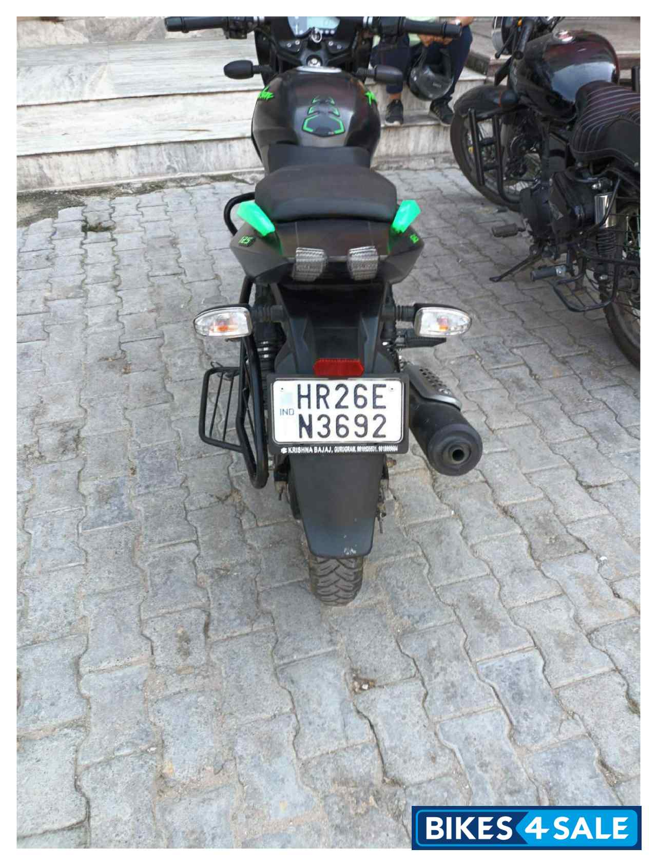 Black/green Bajaj Pulsar 125 Split Seat