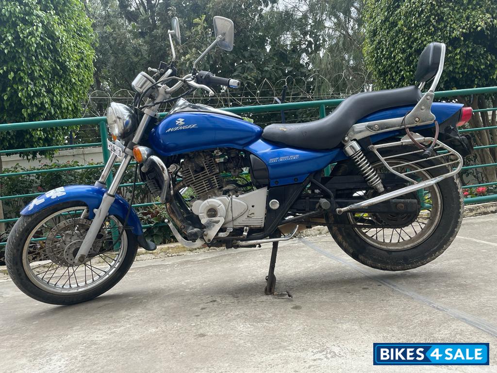 Blue Bajaj Avenger 220 DTS-i