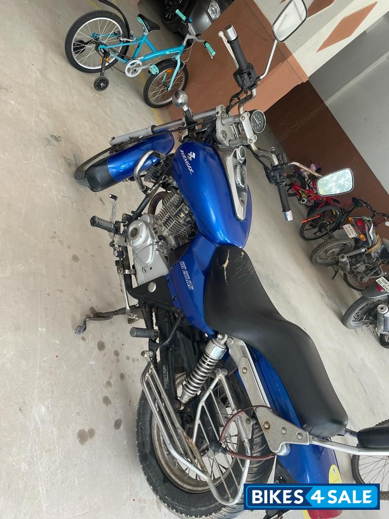 Blue Bajaj Avenger 220 DTS-i