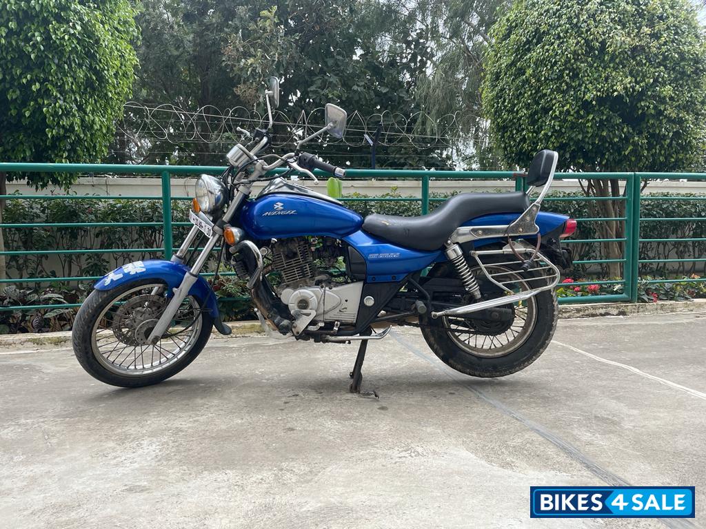 Blue Bajaj Avenger 220 DTS-i