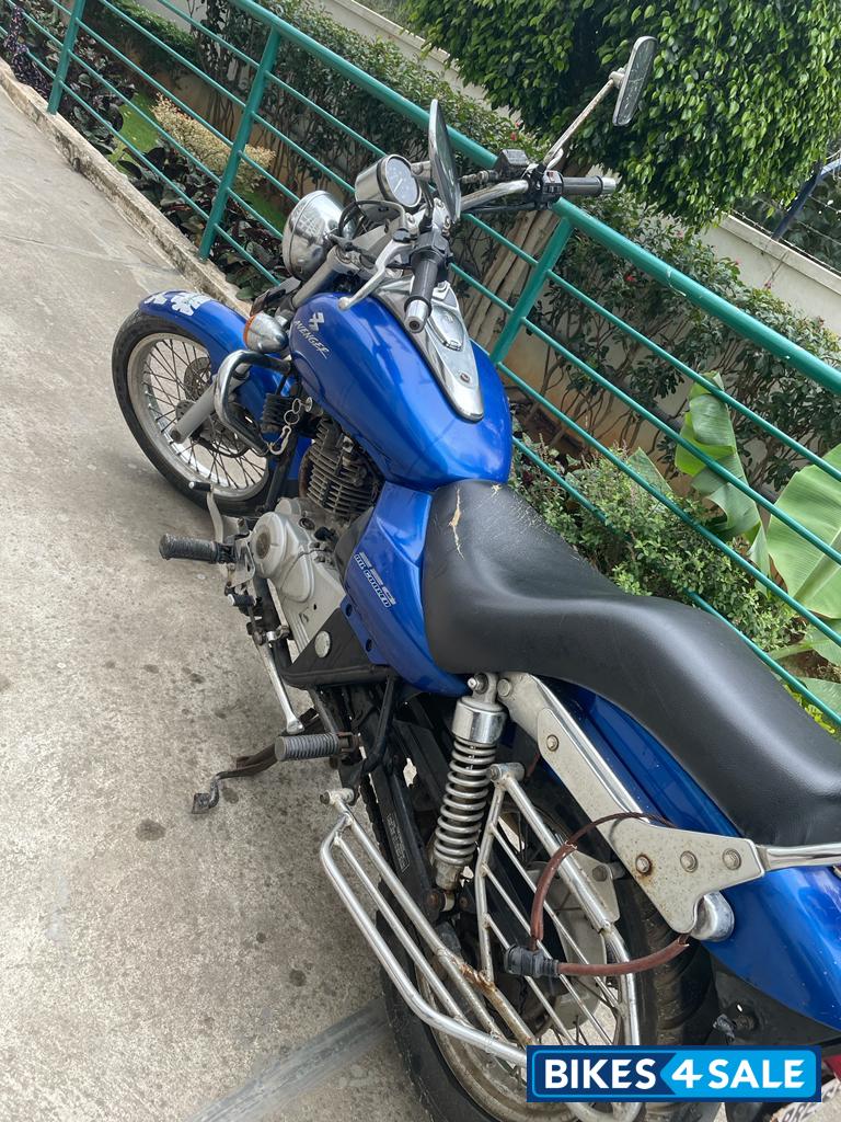 Blue Bajaj Avenger 220 DTS-i