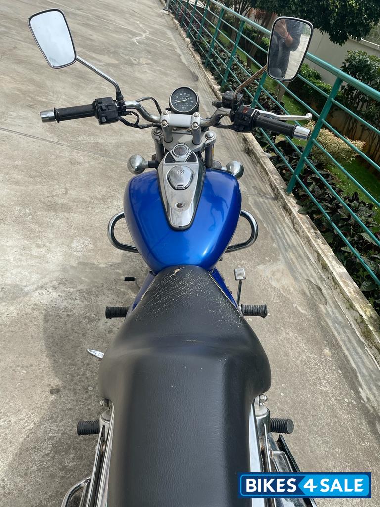 Blue Bajaj Avenger 220 DTS-i