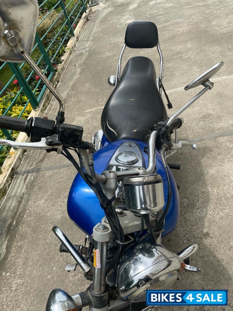 Blue Bajaj Avenger 220 DTS-i