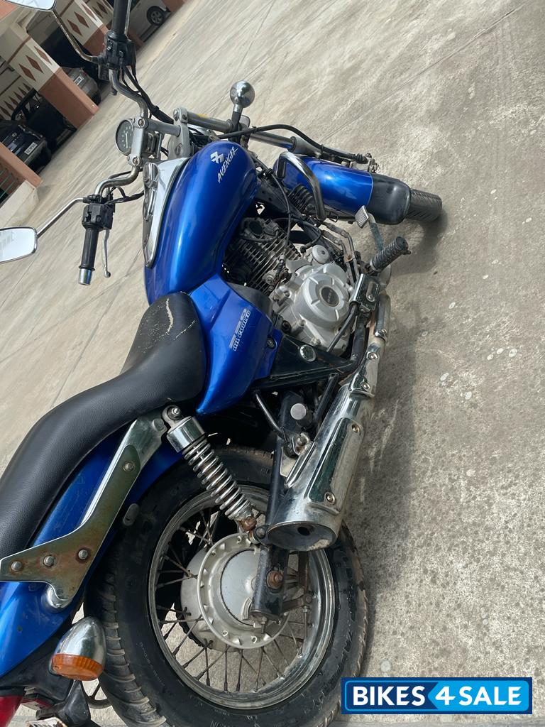 Blue Bajaj Avenger 220 DTS-i