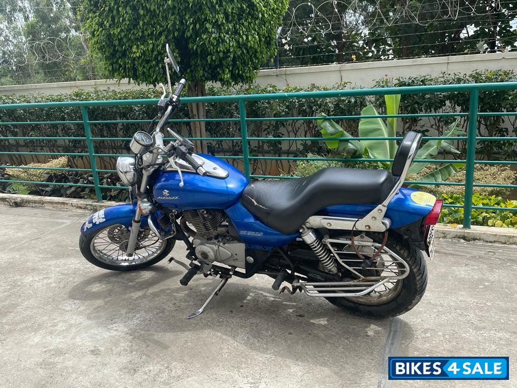 Blue Bajaj Avenger 220 DTS-i
