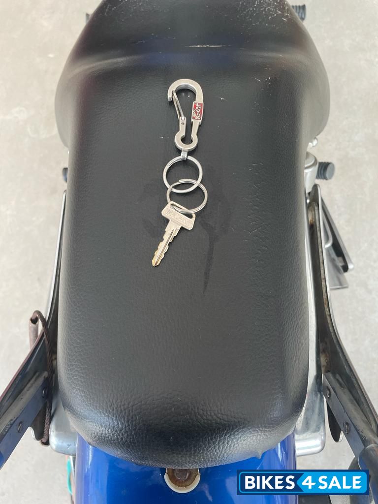 Blue Bajaj Avenger 220 DTS-i