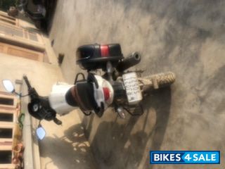 White TVS Apache RTR 180