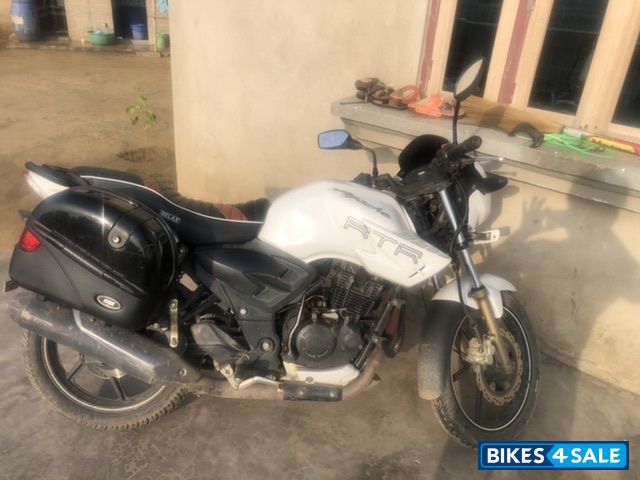 White TVS Apache RTR 180